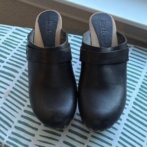 Lisa B. Black Leather Women's Mules